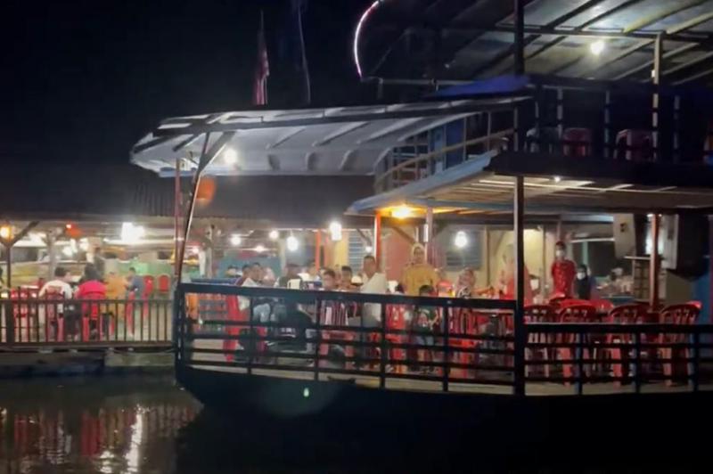 Restoran Terapung Seafood Bujang Firefly